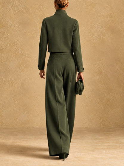 Mara | Conjunto verde oliva con chaqueta corta y pantalón ancho