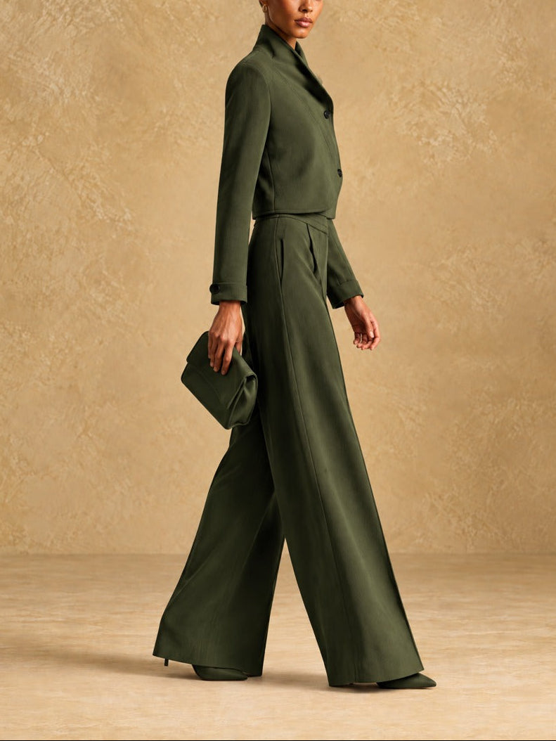 Mara | Conjunto verde oliva con chaqueta corta y pantalón ancho