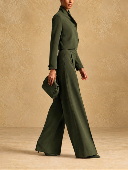 Mara | Conjunto verde oliva con chaqueta corta y pantalón ancho